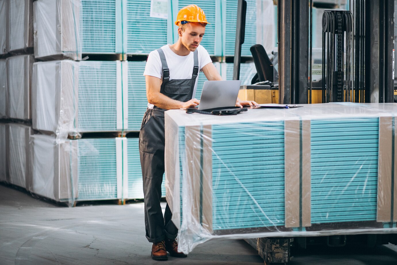 young-man-working-warehouse-with-boxes_1303-16634.jpg